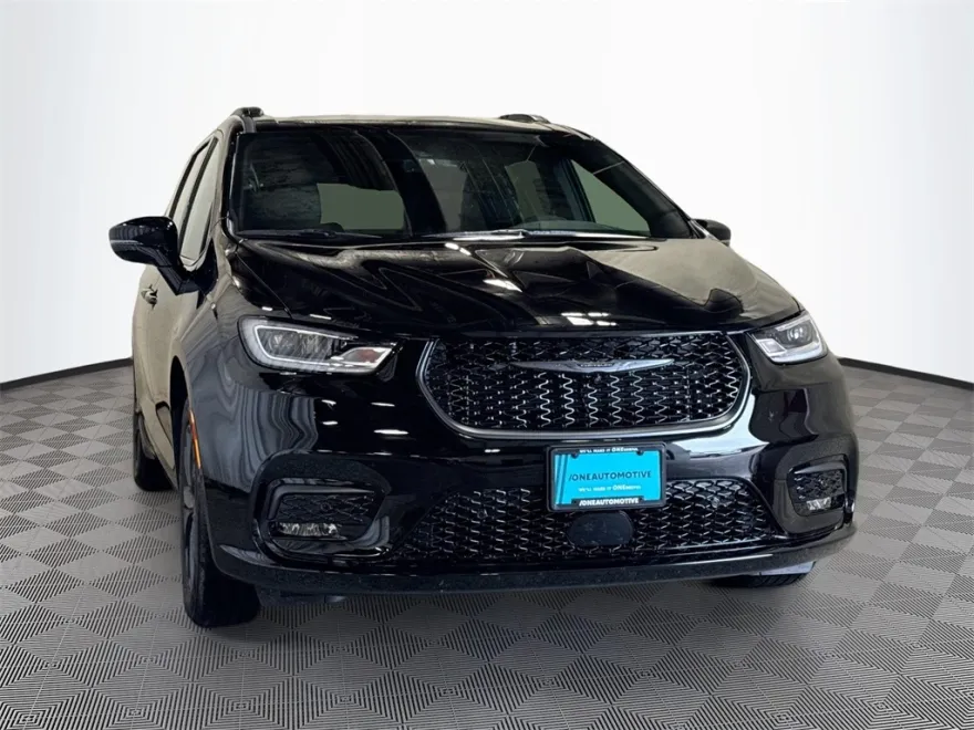 2025 Chrysler Pacifica photo 1