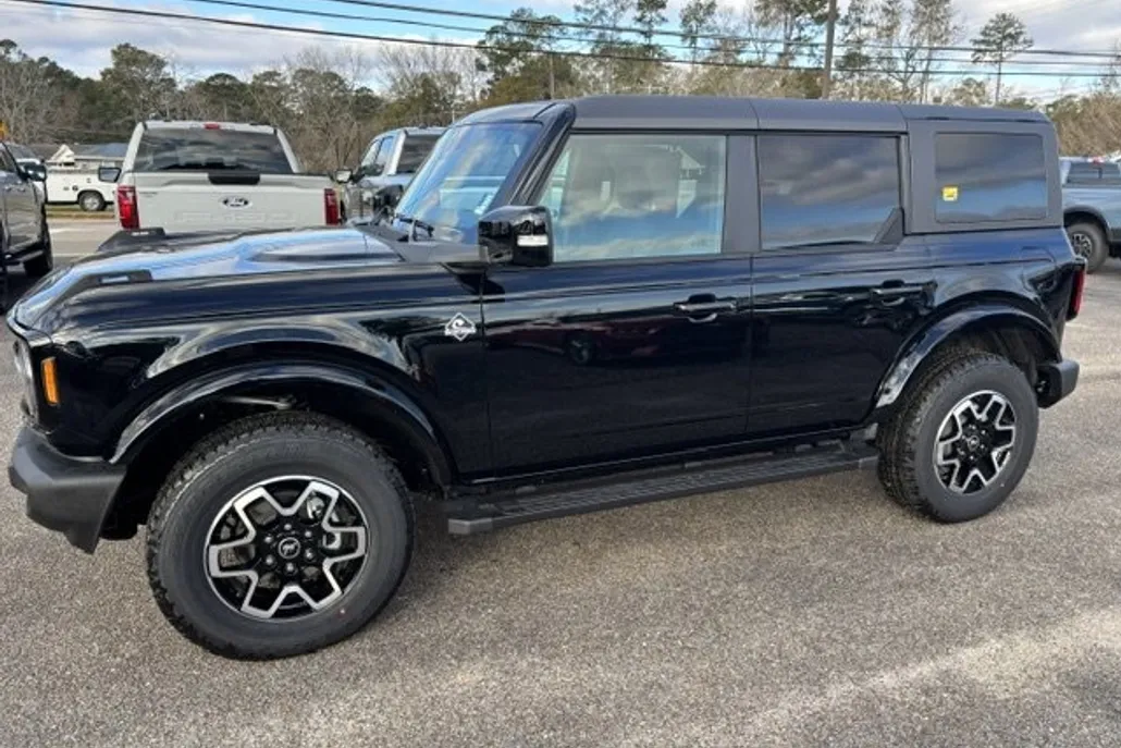 2024 Ford Bronco Outer Banks photo 1