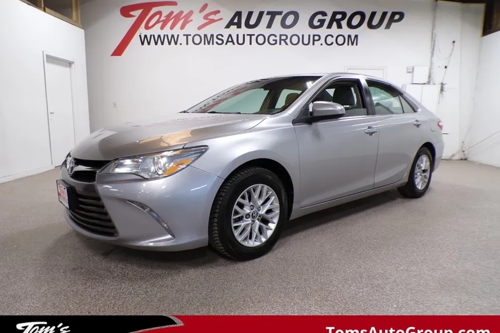 2016 Toyota Camry LE photo 1