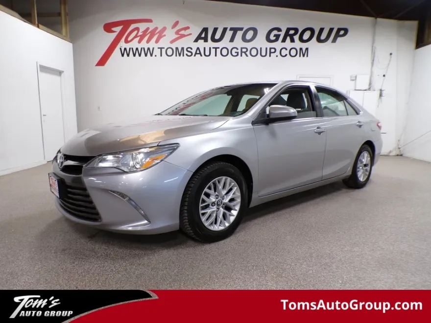 2016 Toyota Camry LE photo 1
