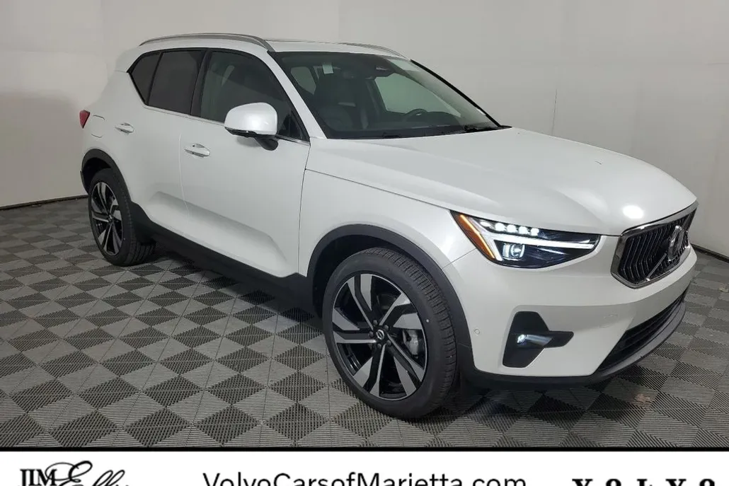 2025 Volvo XC40 photo 1