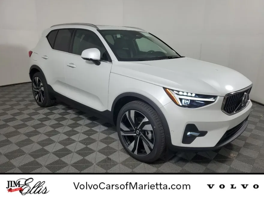 2025 Volvo XC40 photo 1