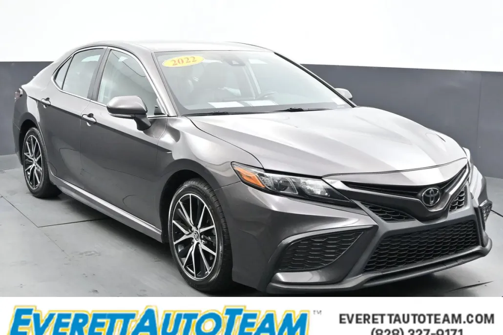 2022 Toyota Camry SE photo 1