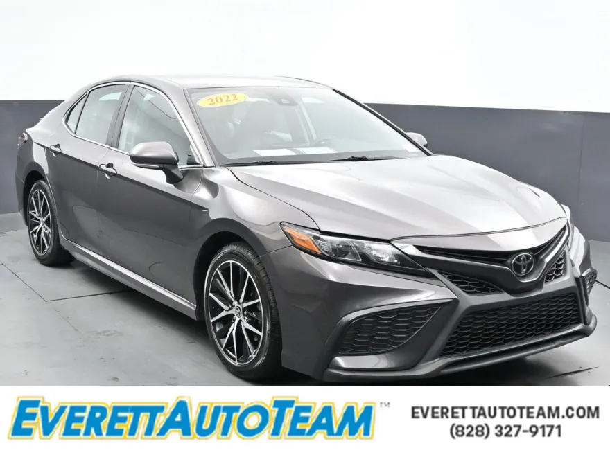 2022 Toyota Camry SE photo 1