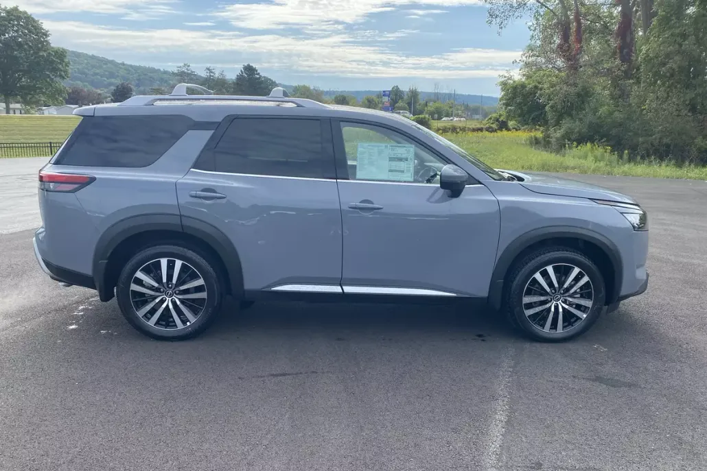 2025 Nissan Pathfinder Platinum photo 1