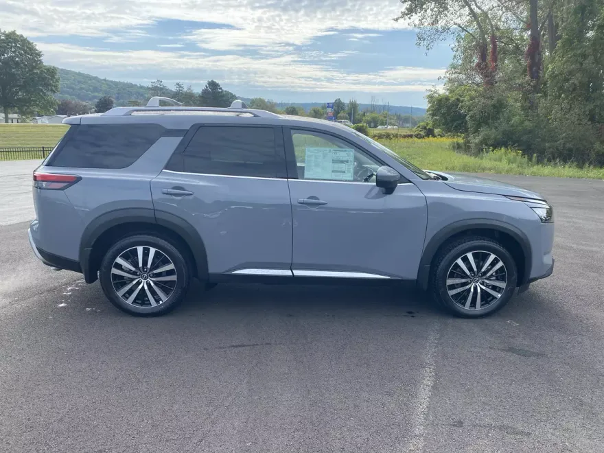 2025 Nissan Pathfinder Platinum photo 1
