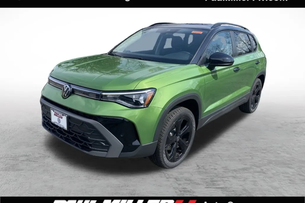 2025 Volkswagen Taos SE photo 1