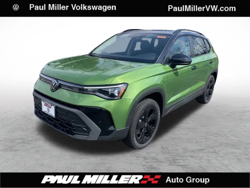 2025 Volkswagen Taos SE photo 1