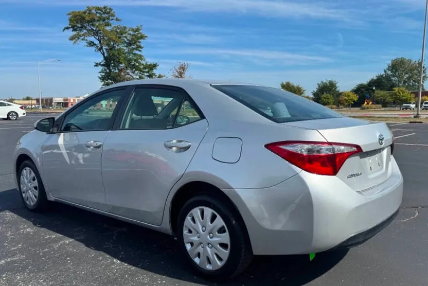 2015 Toyota Corolla L photo 1