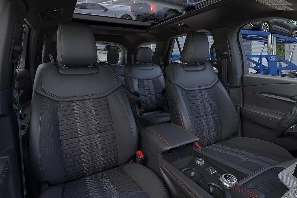 2025 Ford Explorer ST-Line photo 1