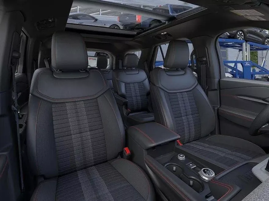 2025 Ford Explorer ST-Line photo 1