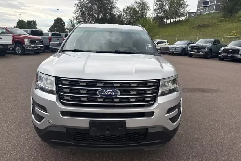 2017 Ford Explorer Base photo 1