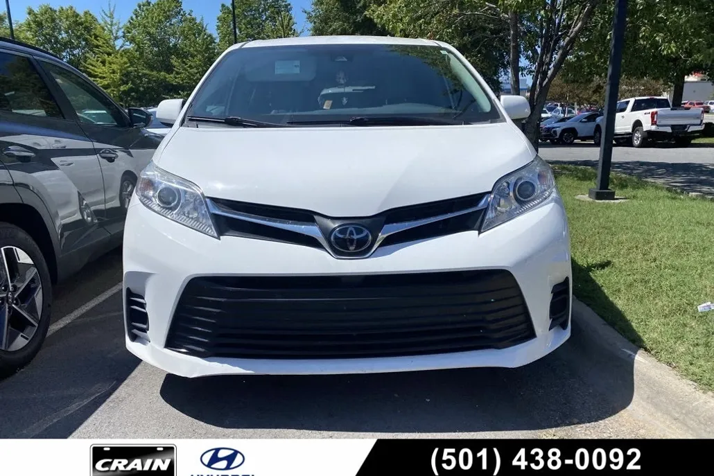 2020 Toyota Sienna LE photo 1