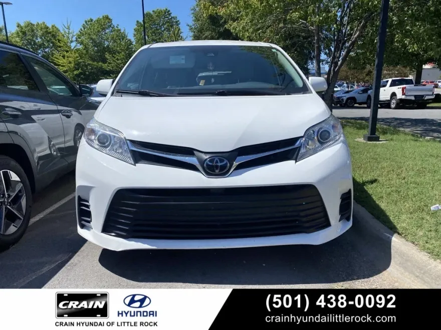2020 Toyota Sienna LE photo 1