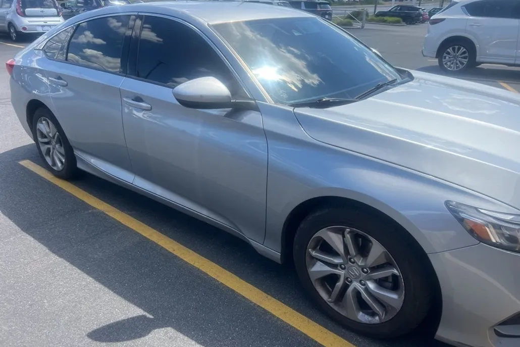2019 Honda Accord LX 1.5T photo 1