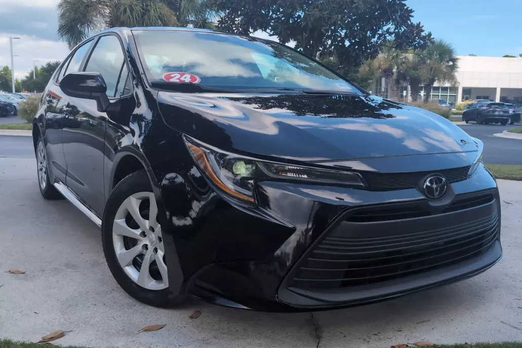 2024 Toyota Corolla LE photo 1