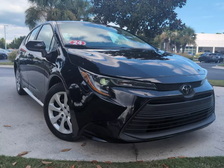 2024 Toyota Corolla LE photo 1