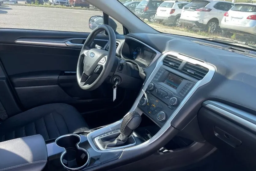 2015 Ford Fusion SE photo 1