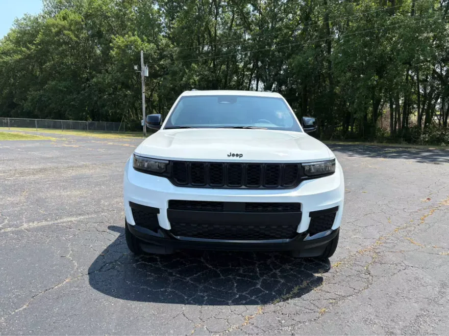 2025 Jeep Grand Cherokee Altitude photo 1