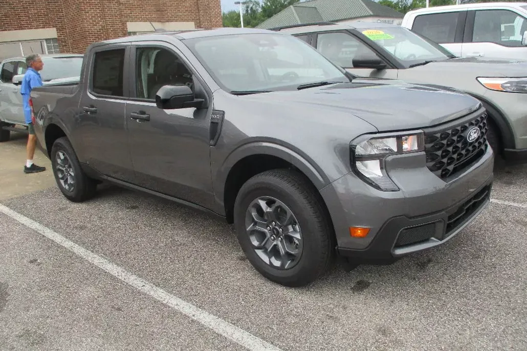 2025 Ford Maverick XLT photo 1
