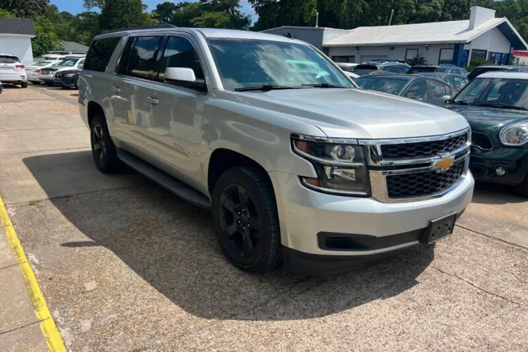 2015 Chevrolet Suburban LT photo 1