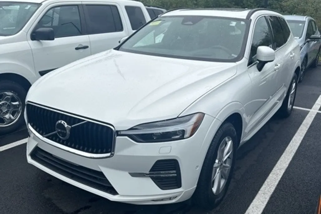 2022 Volvo XC60 B5 Momentum photo 1