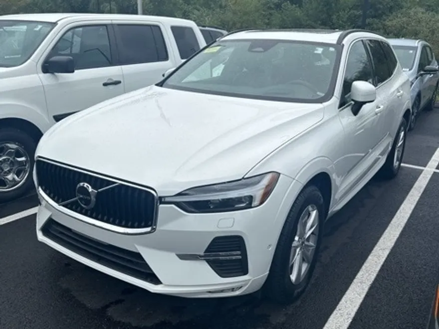 2022 Volvo XC60 B5 Momentum photo 1