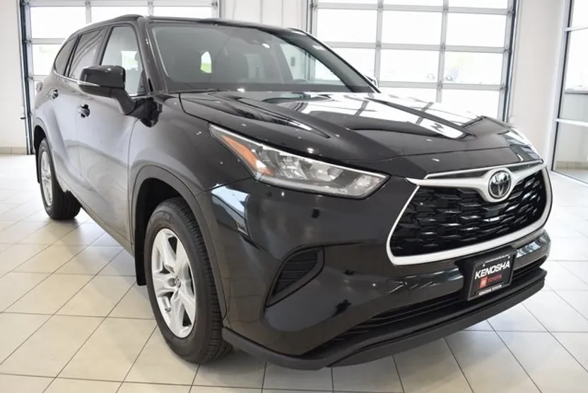 2024 Toyota Highlander LE photo 1