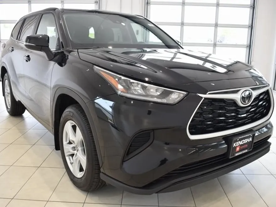 2024 Toyota Highlander LE photo 1