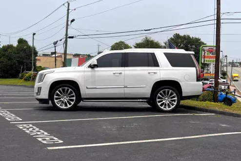 2017 Cadillac Escalade Luxury photo 3