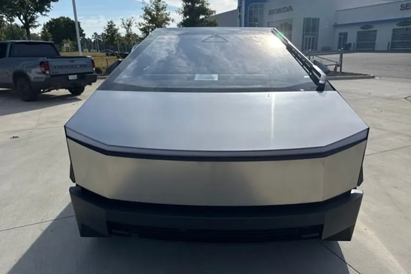 2025 Tesla Cybertruck photo 1