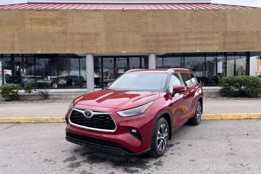 2023 Toyota Highlander XLE photo 1