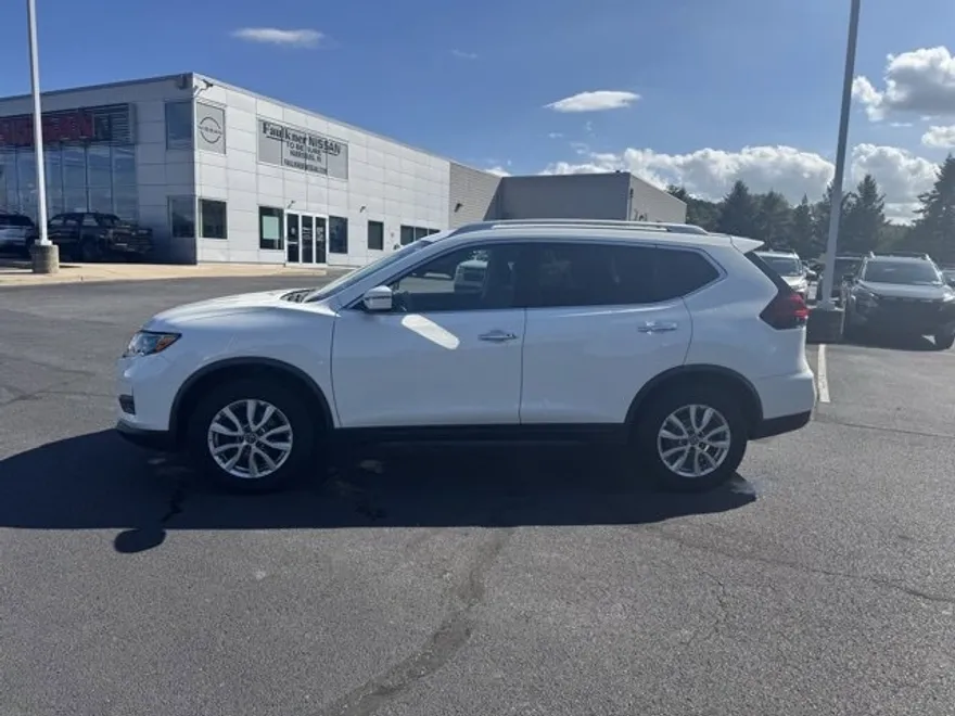 2020 Nissan Rogue SV photo 1