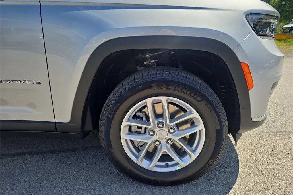 2025 Jeep Grand Cherokee Laredo photo 1