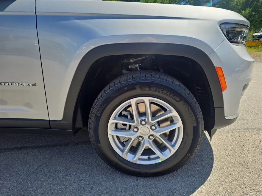 2025 Jeep Grand Cherokee Laredo photo 1