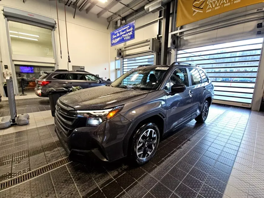 2025 Subaru Forester Base photo 1