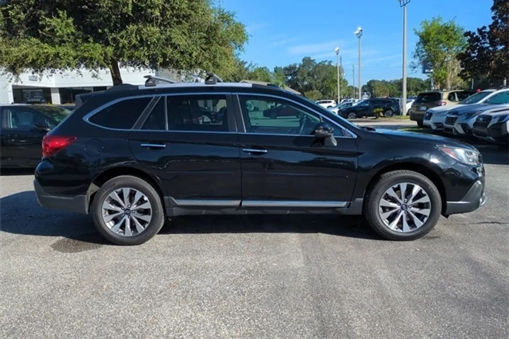 2019 Subaru Outback 3.6R Touring photo 1