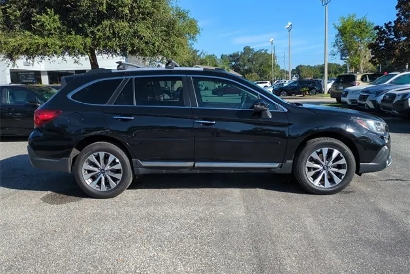 2019 Subaru Outback 3.6R Touring photo 1
