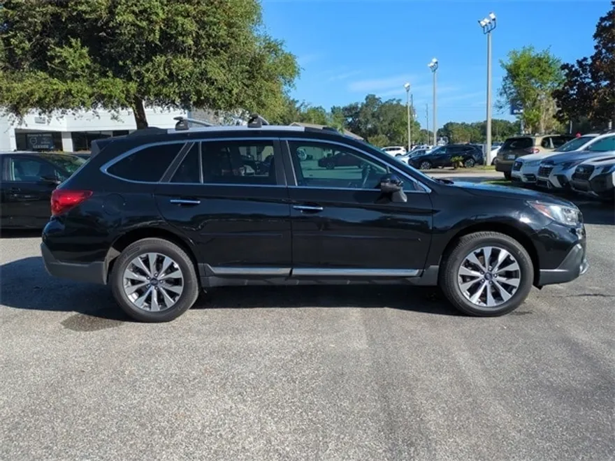 2019 Subaru Outback 3.6R Touring photo 1