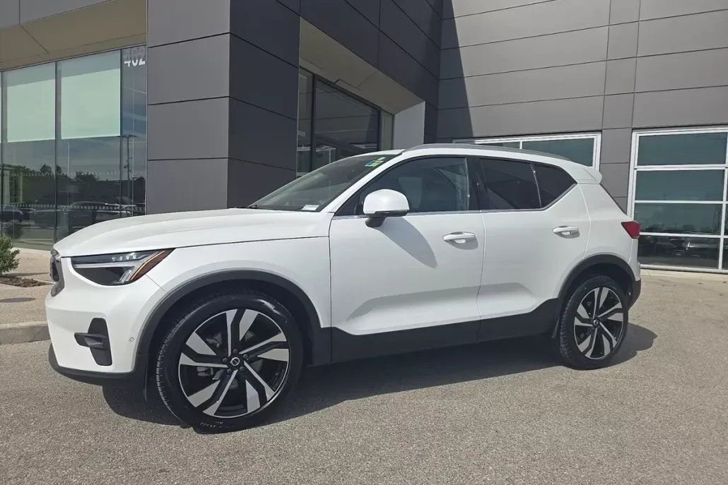 2025 Volvo XC40 Plus photo 1