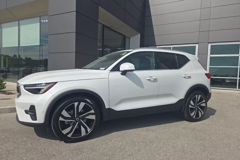 2025 Volvo XC40 Plus photo 1