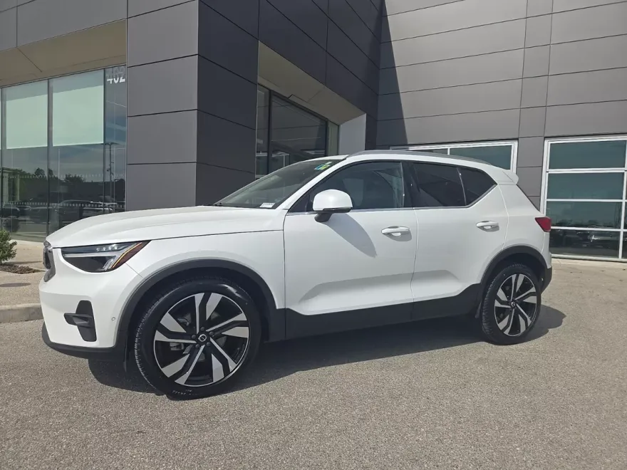 2025 Volvo XC40 Plus photo 1