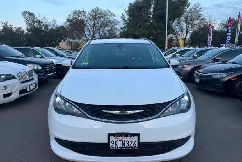 2021 Chrysler Voyager LXi photo 1