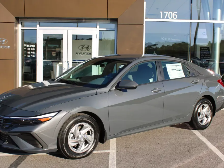 2025 Hyundai Elantra SE photo 1