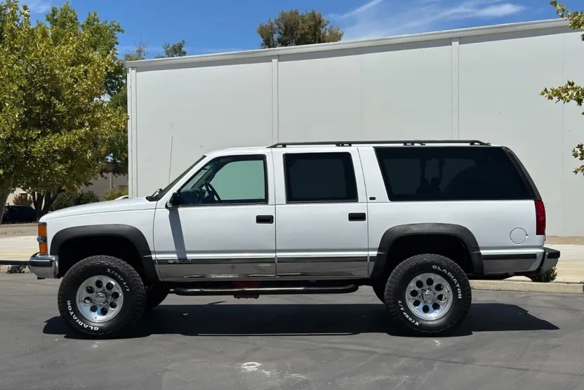 1997 Chevrolet Suburban LT photo 1
