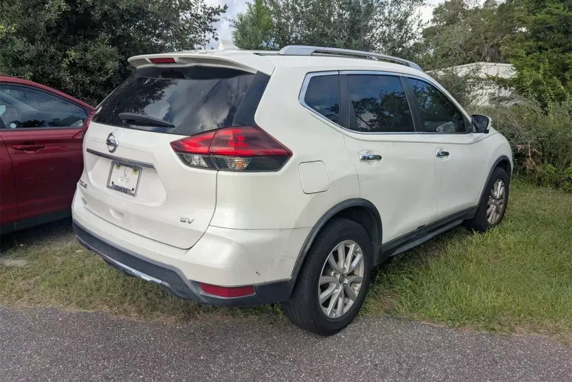 2018 Nissan Rogue SV photo 1