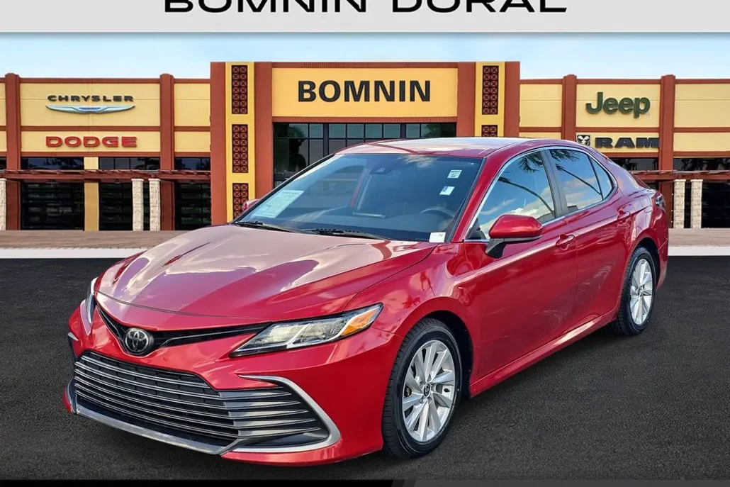 2023 Toyota Camry LE photo 1