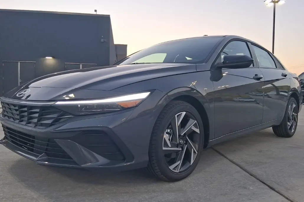 2025 Hyundai Elantra SEL Sport photo 1