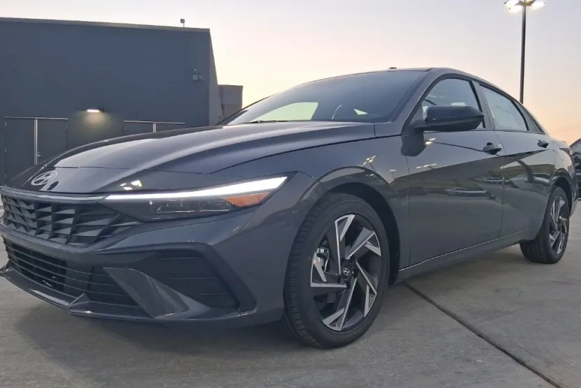 2025 Hyundai Elantra SEL Sport photo 1