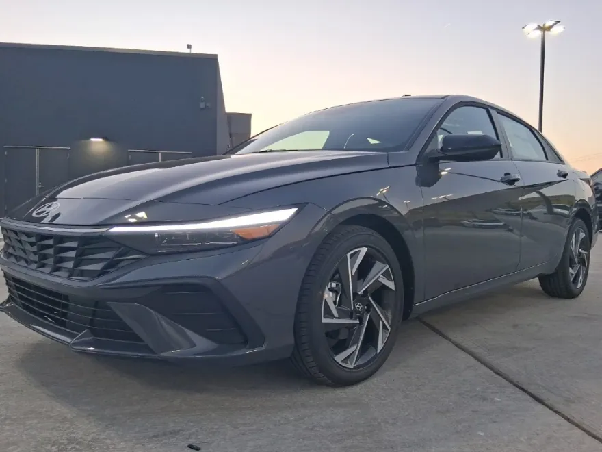2025 Hyundai Elantra SEL Sport photo 1